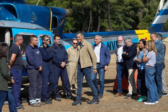 El presidente del Gobierno, Pedro Sánchez (c), visita a los trabajadores de la Brigada de Refuerzo en Incendios Forestales (BRIF) de Tabuyo del Monte (León).