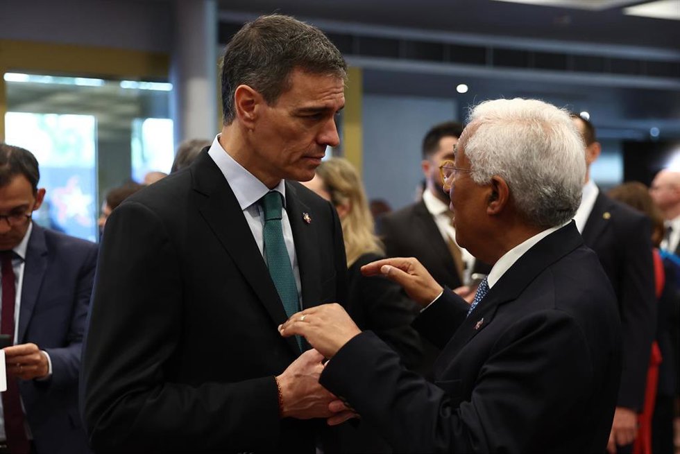 Archivo - El presidente del Gobierno, Pedro Sánchez, conversa con el El presidente del Consejo Europeo, Antonio Costa, durante la cumbre de la Comunidad Política Europea, a 16 de mayo de 2025, en Tirana (Albania).