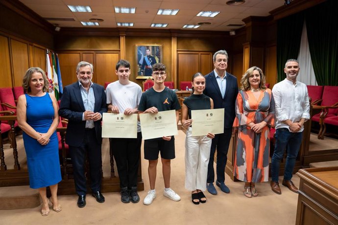 Los tres jóvenes almerienses reciben las becas educativas de Qvision.