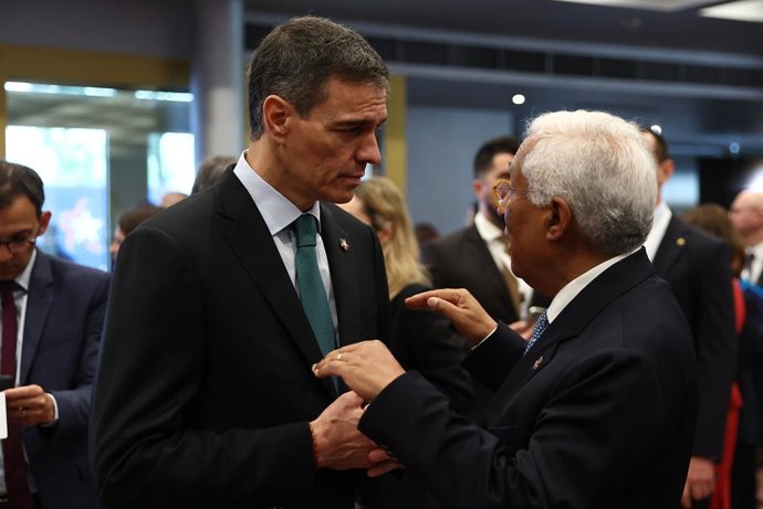 Archivo - Arquivo - O Presidente do Governo, Pedro Sánchez, conversa com o Presidente do Conselho Europeu, Antonio Costa, durante a cúpula da Comunidade Política Europeia, em 16 de maio de 2025, em Tirana (Albânia).