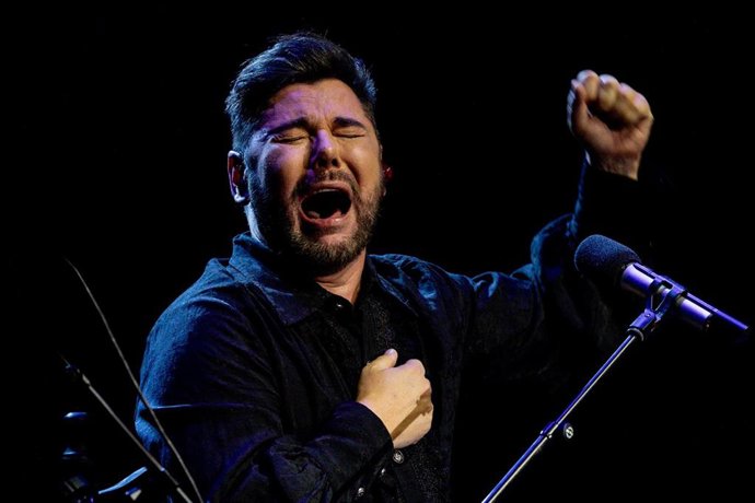 Archivo - El cantante Miguel Poveda durante un concierto en el Teatro Circo Price, a 12 de enero de 2025, en Madrid