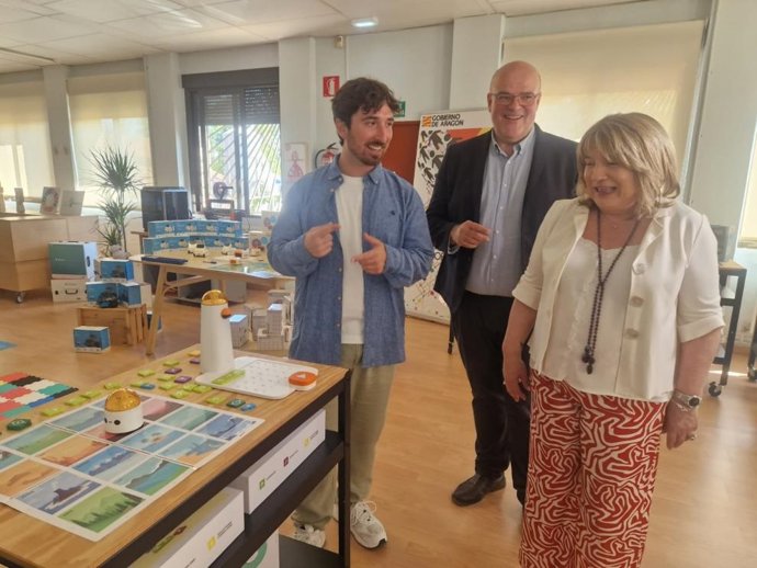La consejera, el asesor de CATEDU y el director general de Innovación, en el aula STEAM del CP María de Ávila.
