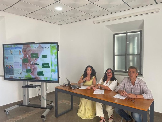 El alcalde de El Pedroso y la delegada territorial de Inclusión y Familias, tras la adhesión del municipio al programa Nayfa de la Junta.