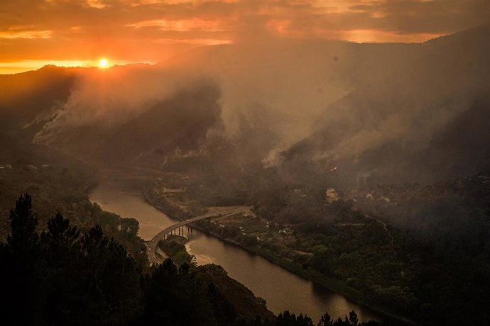 Vista del humo del incendio, a 26 de agosto de 2025, en Turbeo, Lugo, Galicia (España). 