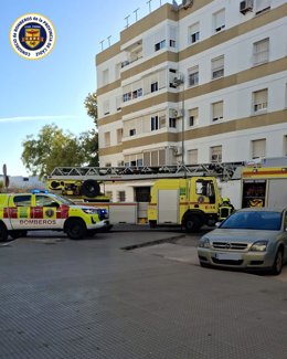 Vehículos de Bomberos atienden un incendio en una vivienda de El Puerto