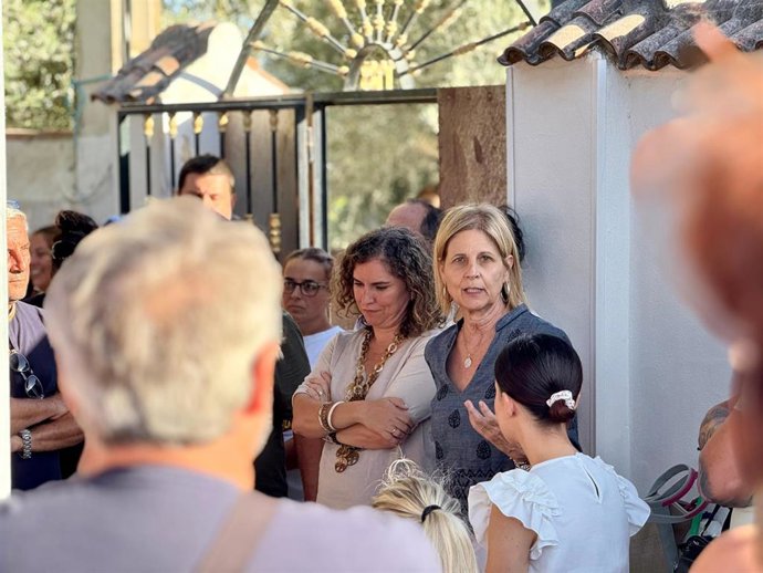 García-Pelayo con vecinos de Cuartillos.