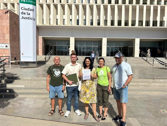 Colectivos vecinales de Málaga presentan en Fiscalía de Medio Ambiente un escrito por la aparición sin vida de una veintena de aves muertas en parques de la capital