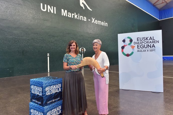 La directora para la Comunidad Vasca en el Exterior, Ziortza Olano Astigarraga, y la concejala de Euskera y Cultura y responsable del área de ciudadanía de Markina- Xemein, Mari Eli Ituarte Zarragoikoetxea.