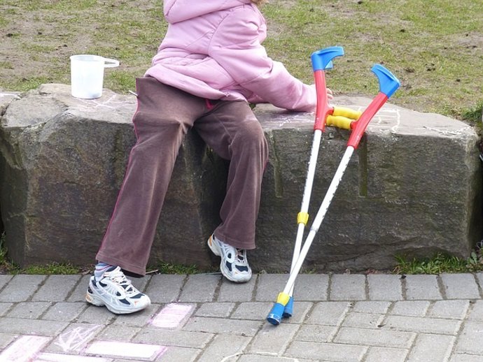 Archivo - Imagen de recurso de una niña con distrofia muscular de Duchenne.