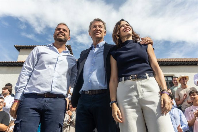 O presidente do Partido Popular, Alberto Núñez Feijóo (c), discursa ao lado da presidente do PP regional e da Comunidade de Madri, Isabel Díaz Ayuso (d), e do prefeito de Arganda del Rey, Alberto Escribano (l), no início do ano político do PP.