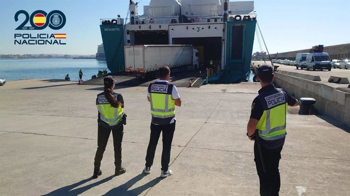 Agentes de la Policía Nacional esperan al detenido en el puerto de Alcúdia.