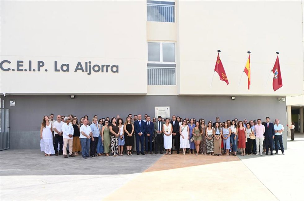 Foto de familia de la inauguración del colegio de La Aljorra