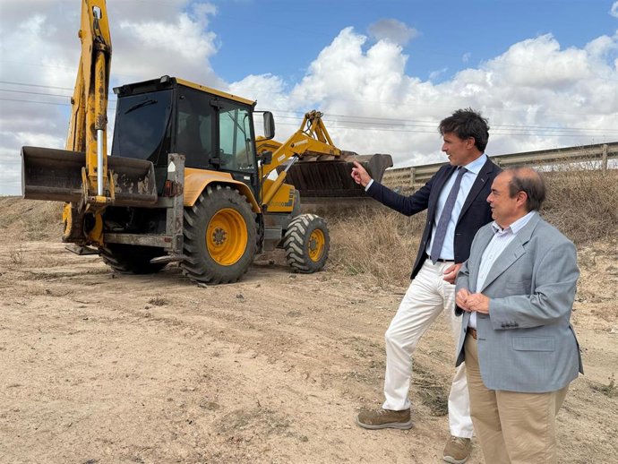El consejero de Fomento e Infraestructuras, Jorge García Montoro, junto al director general de Carreteras, Francisco Carrillo, y miembros de la corporación municipal de Torre Pacheco, durante la supervisión de las tareas de limpieza en la RM-313.