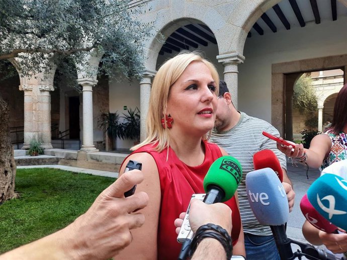 La portavoz de la Junta de Extremadura, Elena Manzano, en declaraciones a los medios