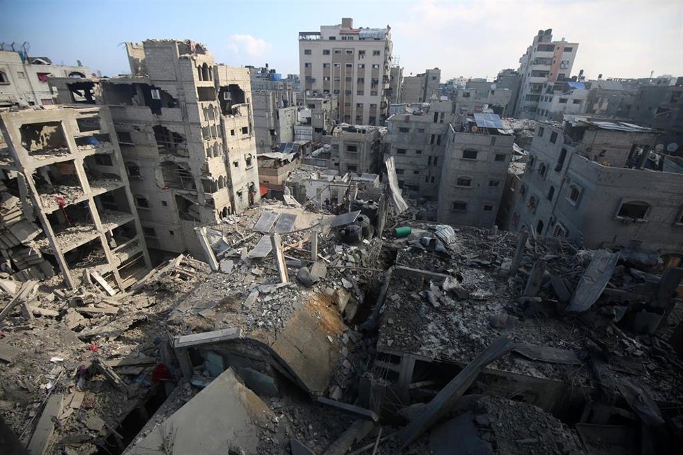 Archivo - Edificios destruidos por el Ejército de Israel a causa de sus bombardeos contra el campamento de refugiados de Al Shati, en la Franja de Gaza (archivo)