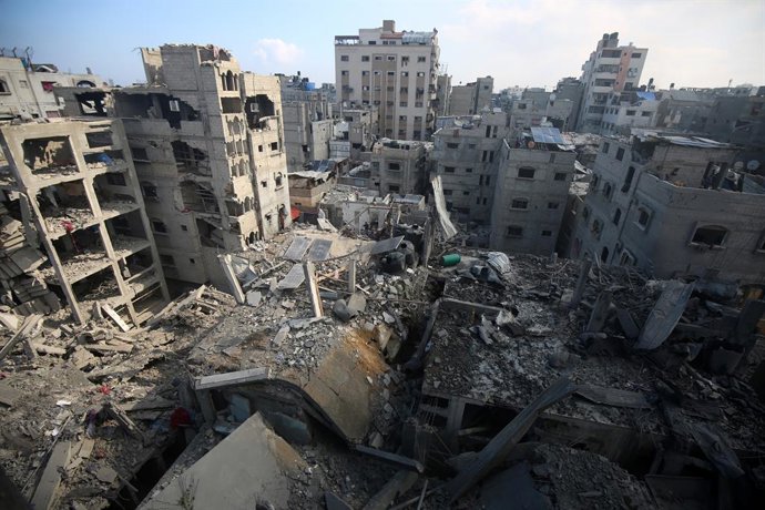 Archivo - 04 July 2025, Palestinian Territories, Gaza City: A view of the destruction following an Israeli strike on residential buildings at Shati refugee camp in Gaza City. Photo: Omar Ashtawy/APA Images via ZUMA Press Wire/dpa
