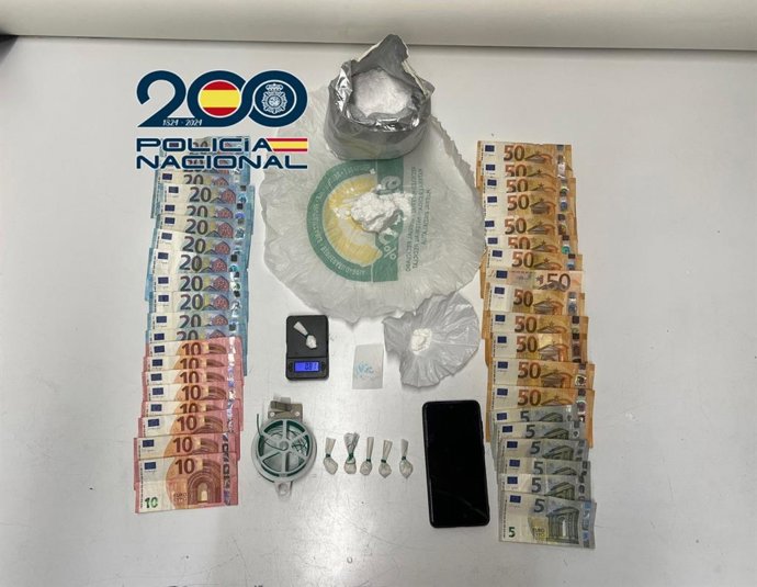 Sustancias, dinero y objetos incautados en León.