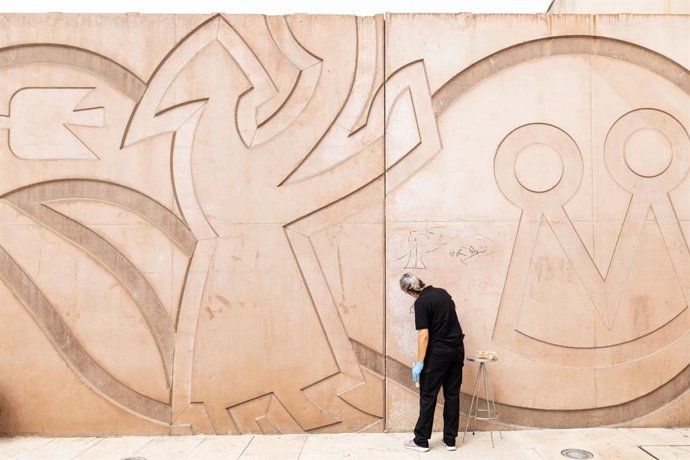 Limpieza de un grafiti en Zaragoza