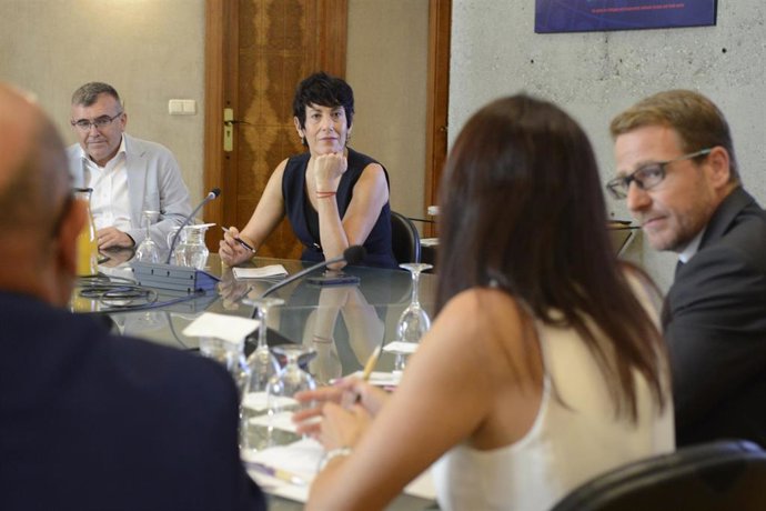 La ministra de Inclusión Social, Elma Saiz, entre el subdelegado del Gobierno, José Antonio Montilla, a la izquierda en la imagen, y el secretario ejecutivo de la Fundación Euroárabe, Antonio Sánchez