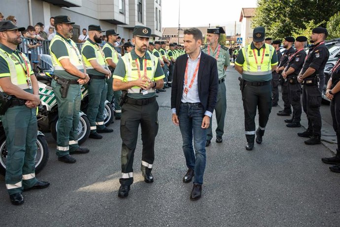 El delegado del Gobierno en Cantabria, Pedro Casares, supervisa el dispositivo de seguridad de La Vuelta