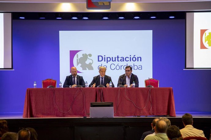 Salvador Fuentes (centro) y Florentino Santos (izda.) en la presentación del Plan de Innovación Tecnológica Dual de la provincia de Córdoba.