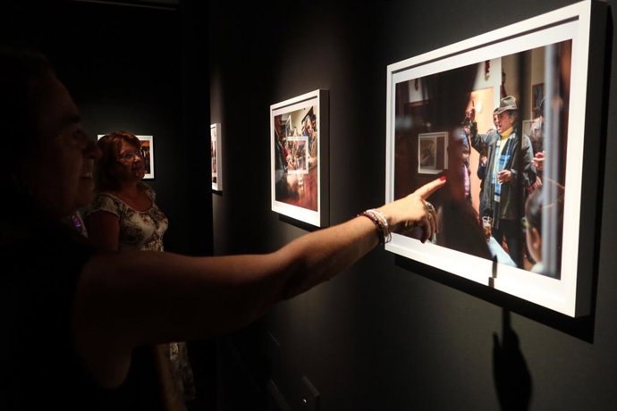 Visitantes observan una de las imágenes de la exposición 'Si las piedras de tu calle tuvieran conocimiento', de Antonio Pérez, inaugurada en el CAF de Almería.