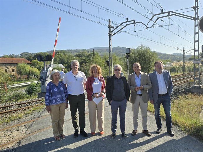 Herri agintariak lanak egin diren tokian