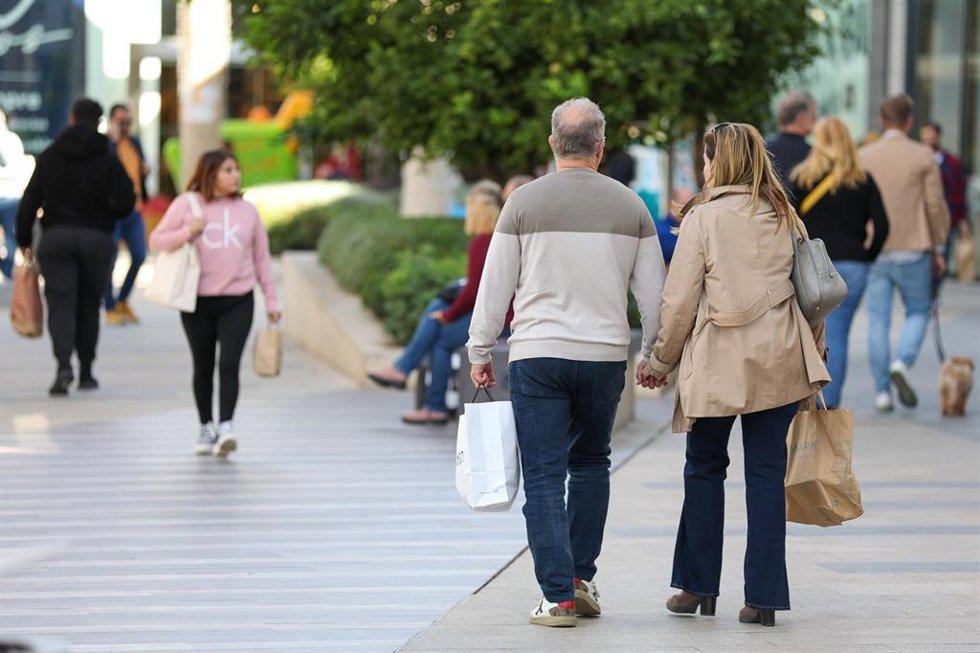 Archivo - Varias personas de compras por una calle de Palma de Mallorca