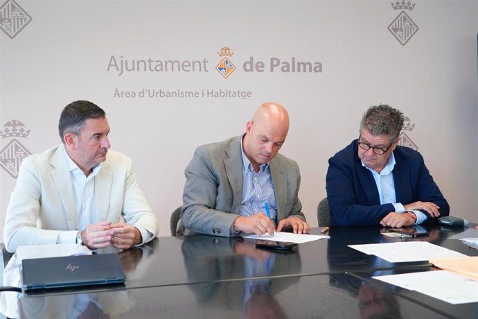 El regidor de Urbanismo, Vivienda y Proyectos Estratégicos del Ayuntamiento de Palma, Óscar Fidalgo, firma las escrituras de los derechos de superficie de las primeras viviendas a precio limitado.