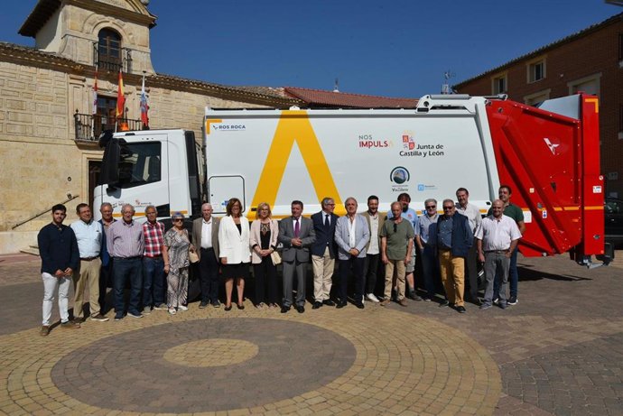Entrega de nuevo camión de recogida de residuos a la mancomunidad La Vallarna, en Palencia.