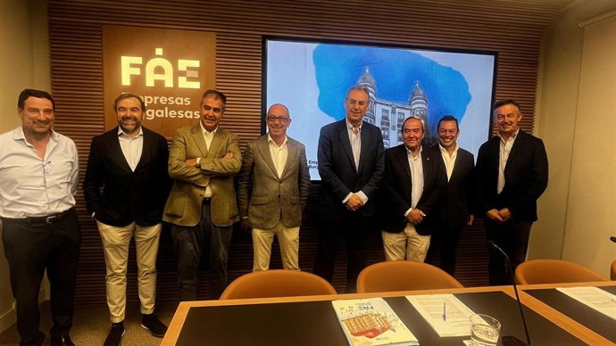 Benavente, cuarto por la derecha, arropado por su directiva.