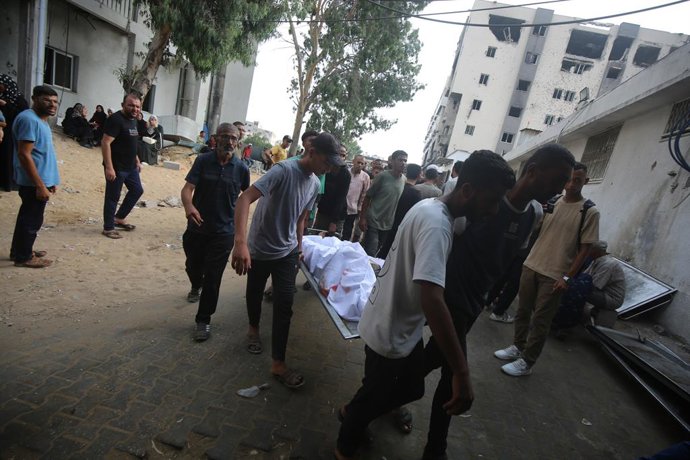 13 de agosto de 2025, Cidade de Gaza, Faixa de Gaza, Território Palestino: Parentes dos palestinos que morreram em decorrência dos ataques israelenses aos bairros de Zeytun e Shujaiya choram enquanto os corpos são levados do Hospital Al-Shifa para serem e