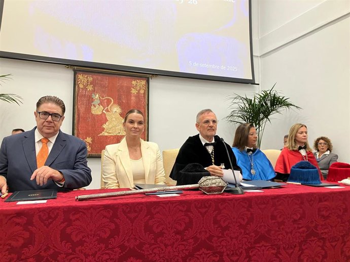 La presidenta del Govern, Marga Prohens, y el rector de la UIB, Jaume Carot, durante el acto de apertura del año académico.