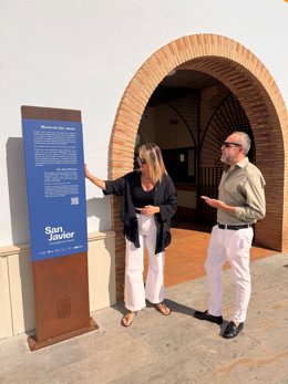 Los concejales de Turismo y Playas, Estíbaliz Masegosa, y de Cultura, David Martínez, presentan uel soporte instalado junto al Museo Municipal