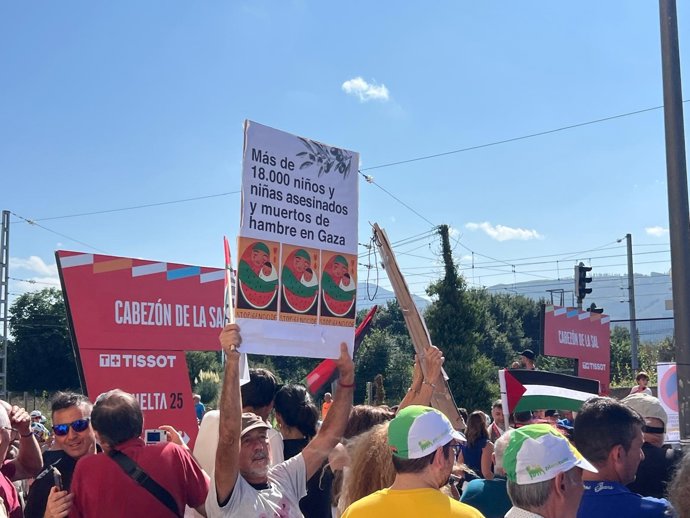 Banderas y gritos por Palestina vuelven a marcar la salida de etapa: "Israel asesina, La Vuelta patrocina"