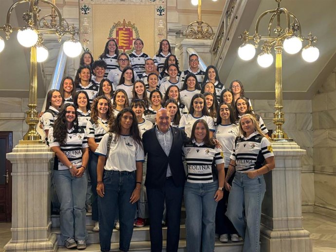 El alcalde de Valladolid, Jesús Julio Carnero, juntos a las pregoneras de las Fiestas de Valladolid 2025, las jugadoras del Colina Clinic El Salvador y del Club Patinaje en Línea Valladolid (CPLV).