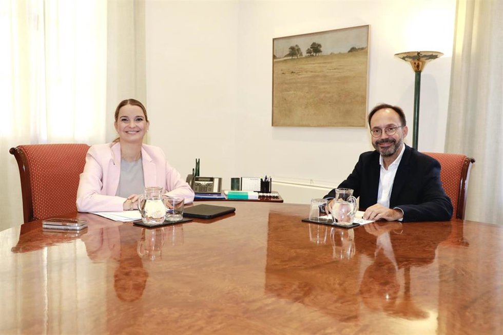 Archivo - La presidenta del Govern, Marga Prohens, y el representante de Més per Menorca, Josep Castells, durante una reunión.