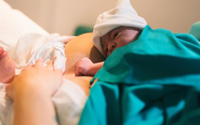 Archivo - Un recién nacido con su madre.