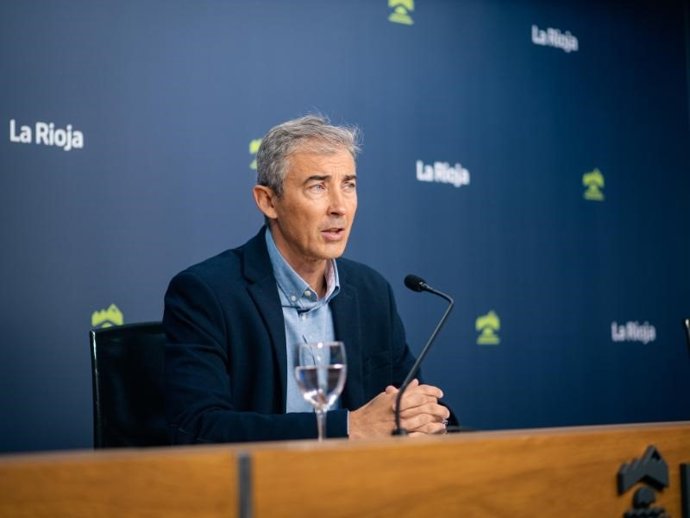 El director general de Medio Natural y Paisaje, Ignacio Sáenz de Urturi, presenta la programación de educación ambiental destinada a los centros educativos para el curso 2025-2026