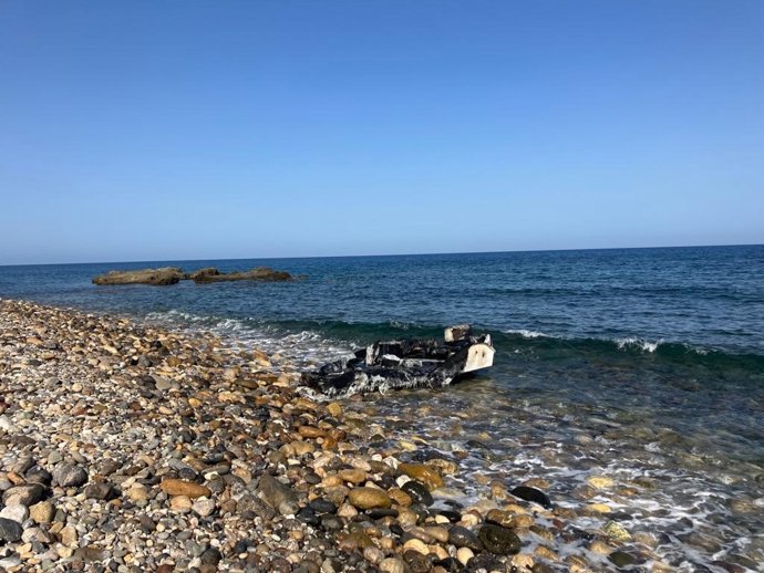 Archivo - Una patera siniestrada en la costa de Carboneras (Almería).