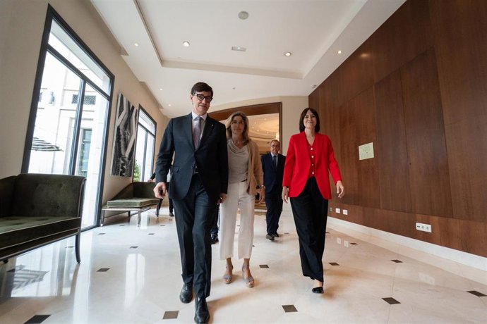 La ministra de Ciencia, Innovación y Universidades, Diana Morant (d), y el presidente de la Generalitat, Salvador Illa (i), durante un desayuno informativo organizado por Prensa Ibérica