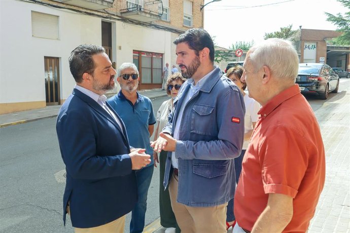 El portavoz de Vox en las Cortes de Aragón, Alejandro Nolasco, junto al diputado provincial David Arranz, en Binéfar.