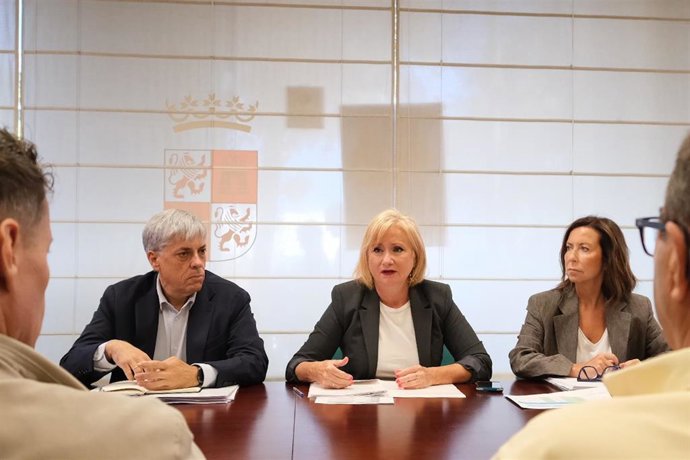 La consejera de Industria, Comercio y Empleo, Leticia García, junto a los ayuntamientos de la comarca de El Bierzo (León).