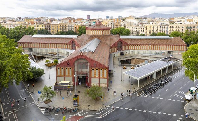 Archivo - El Mercat de Sant Antoni ha sido uno de los últimos equipamientos donde el Ayuntamiento de Barcelona ha instalado placas fotovoltaicas.