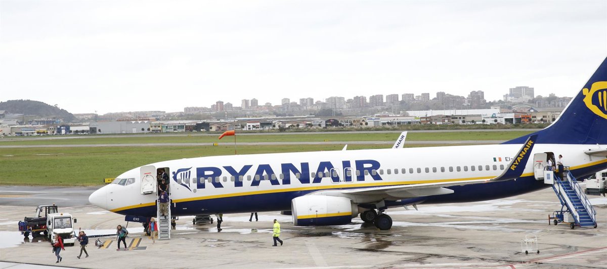 Cantabria negocia con Ryanair y otras aerolíneas para recuperar las cuatro rutas perdidas y tres nuevas