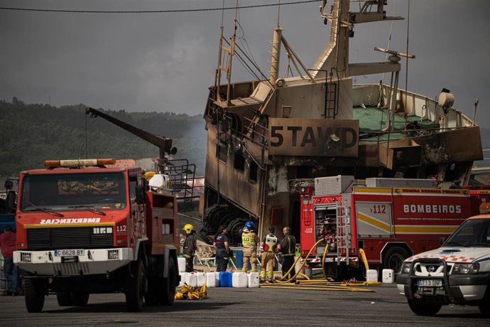 Agentes de los Servicios de Emergencias trabajan por apagar el incendio del buque Awadi, en el puerto de Ribeira, a 2 de septiembre de 2025, en Ribeira, A Coruña, Galicia (España).