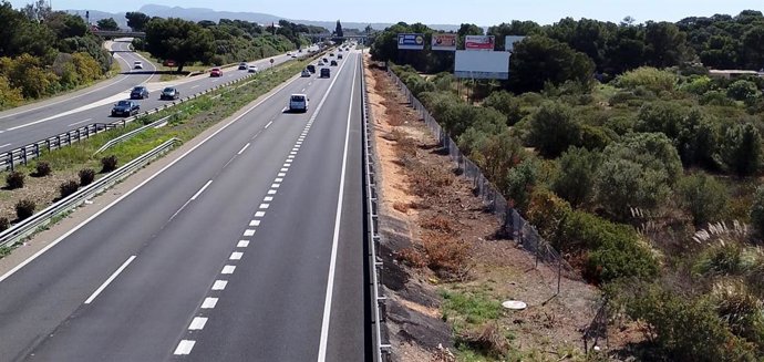 Archivo - Vehículos circulando en un tramo de la carretera Ma-19 de Mallorca.