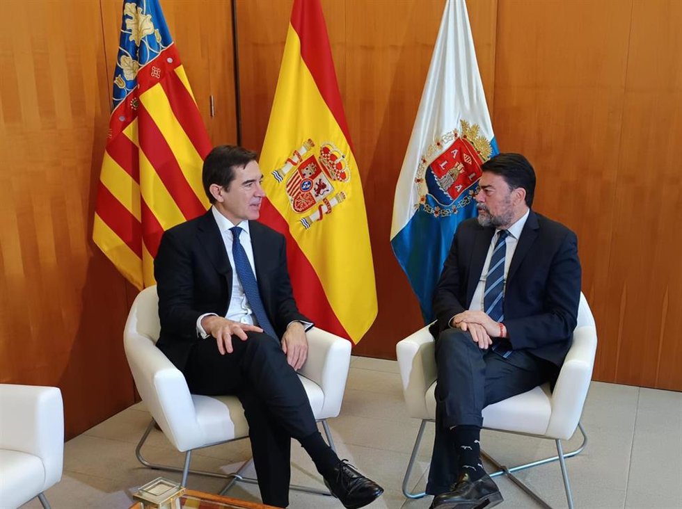 El presidente del BBVA, Carlos Torres Vila (i), y el alcalde de Alicante, Luis Barcala (d)
