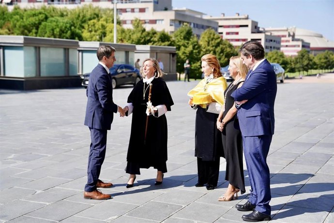 El presidente del Gobierno, Gonzalo Capellán, es recibido por la rectora, Eva Sanz