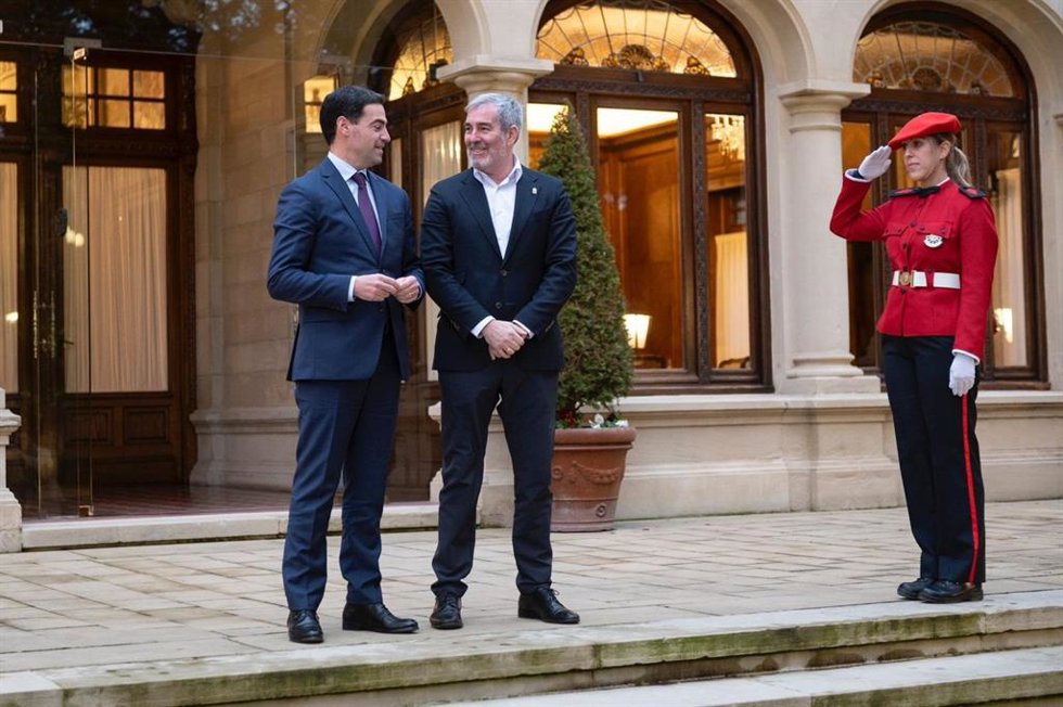 Archivo - El presidente de Canarias, Fernando Clavijo, y el Lehendakari Imanol Pradales